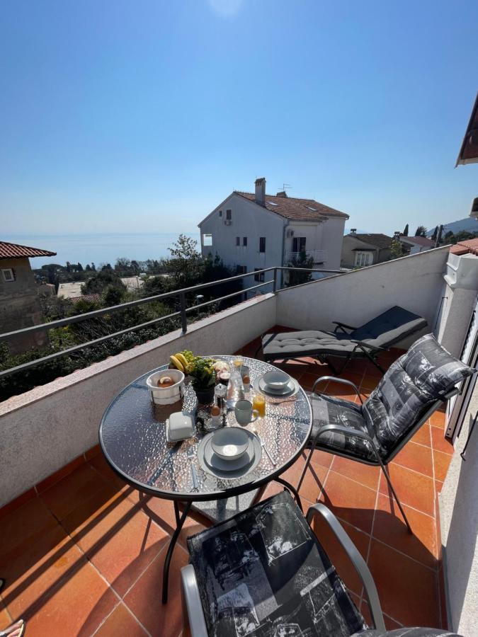 Apartment Lady Daniela Mit Meerblick In Lovran Exterior foto