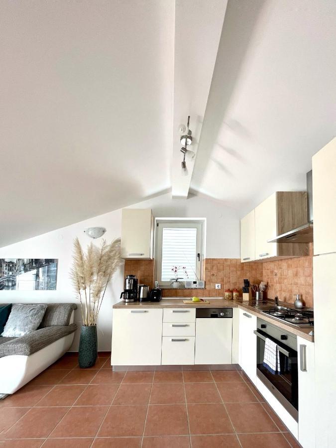 Apartment Lady Daniela Mit Meerblick In Lovran Exterior foto