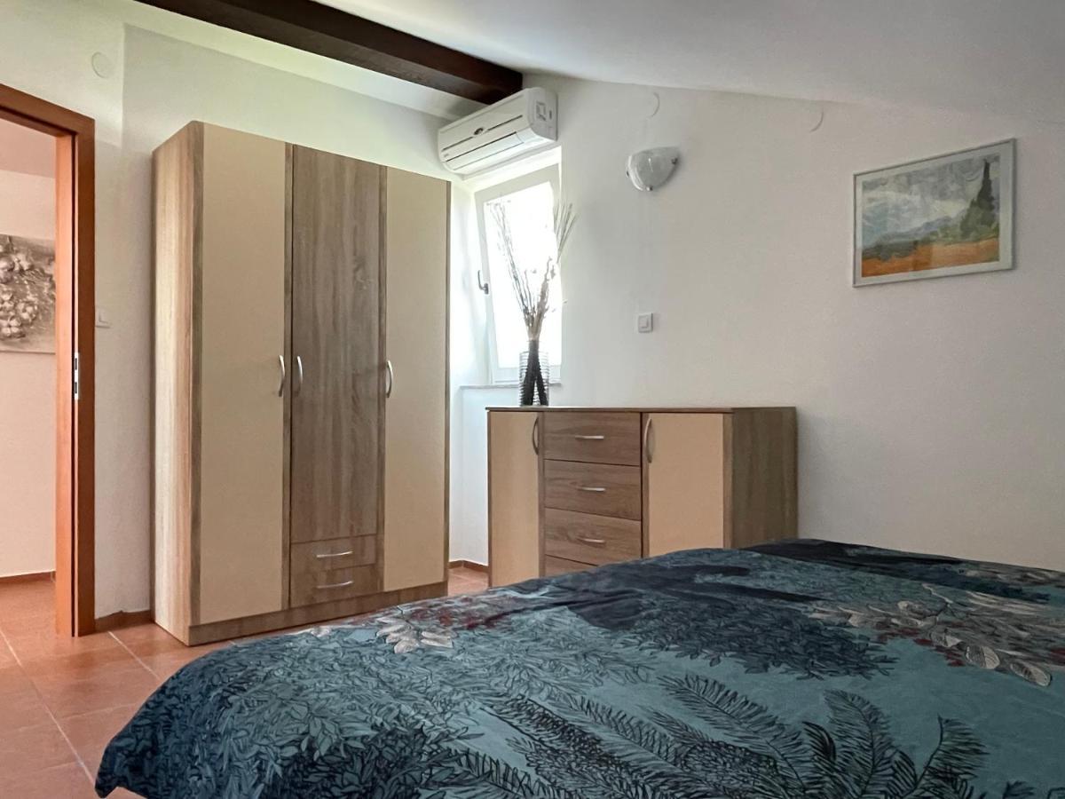 Apartment Lady Daniela Mit Meerblick In Lovran Exterior foto